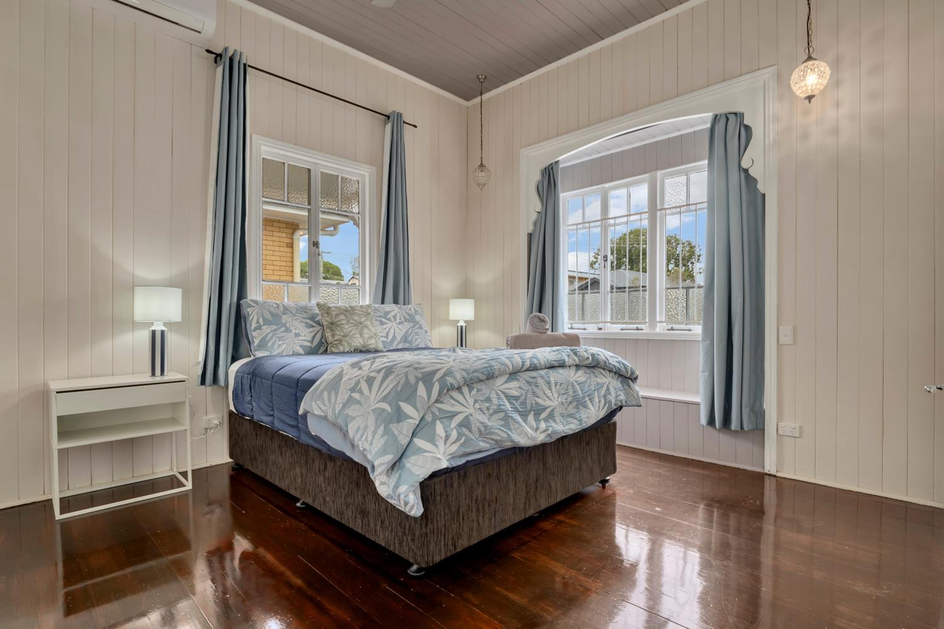 Cedar Street Lodge 5BRMS 3BTHS 2 homes in 1