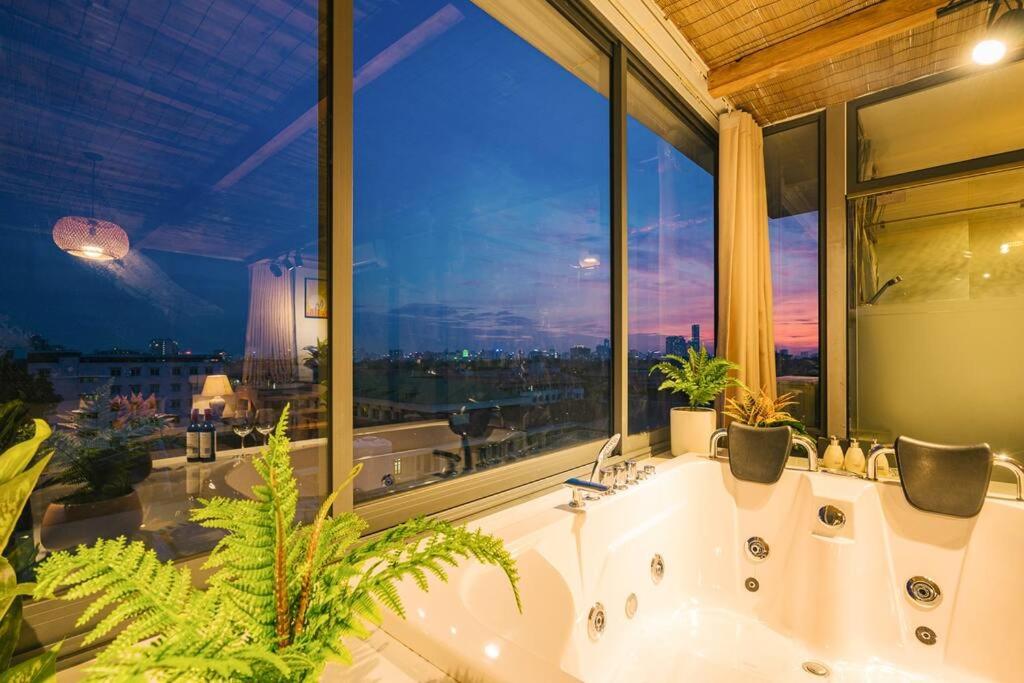 Penthouse View 360 Old Quarter Jacuzzi Washer