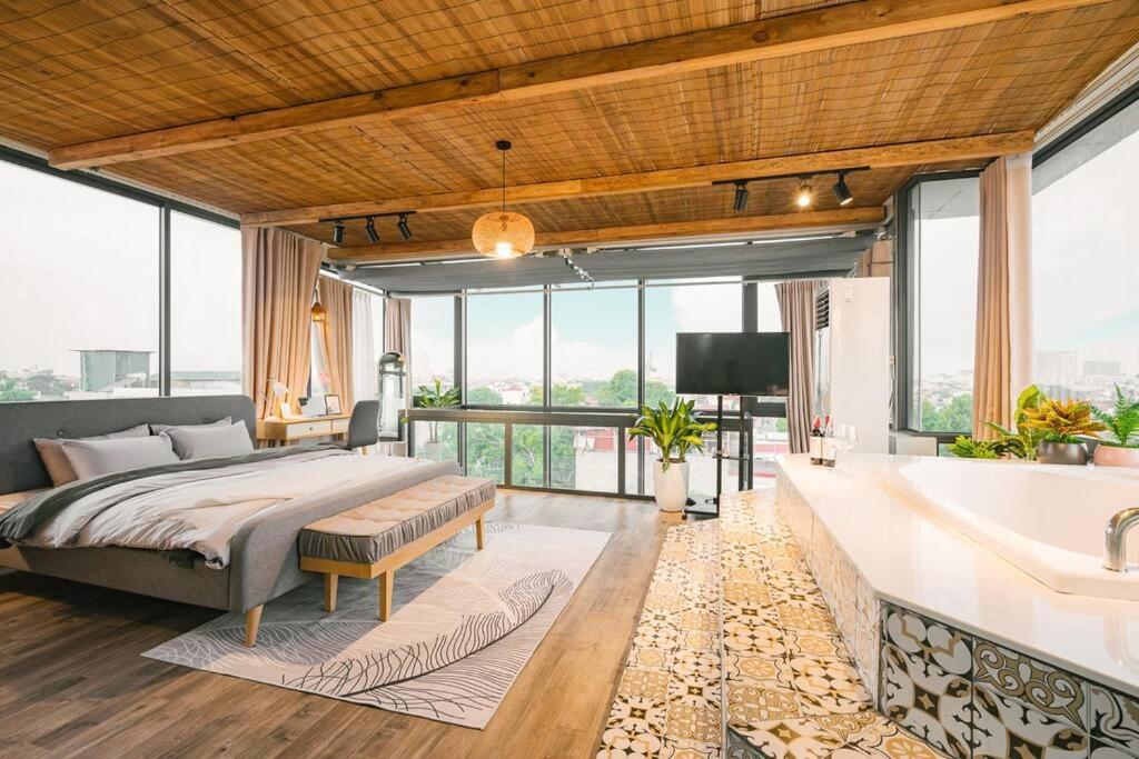 Penthouse View 360 Old Quarter Jacuzzi Washer