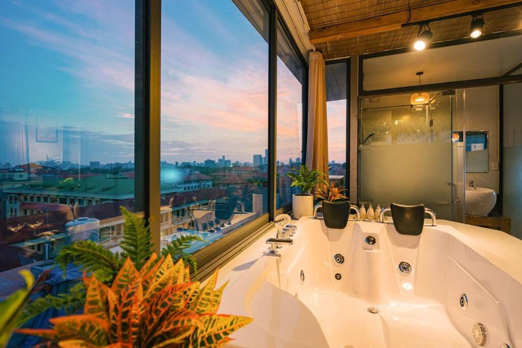 Penthouse View 360 Old Quarter Jacuzzi Washer