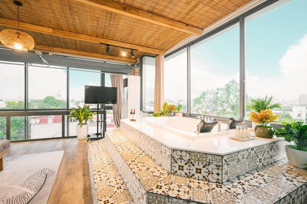Penthouse View 360 Old Quarter Jacuzzi Washer