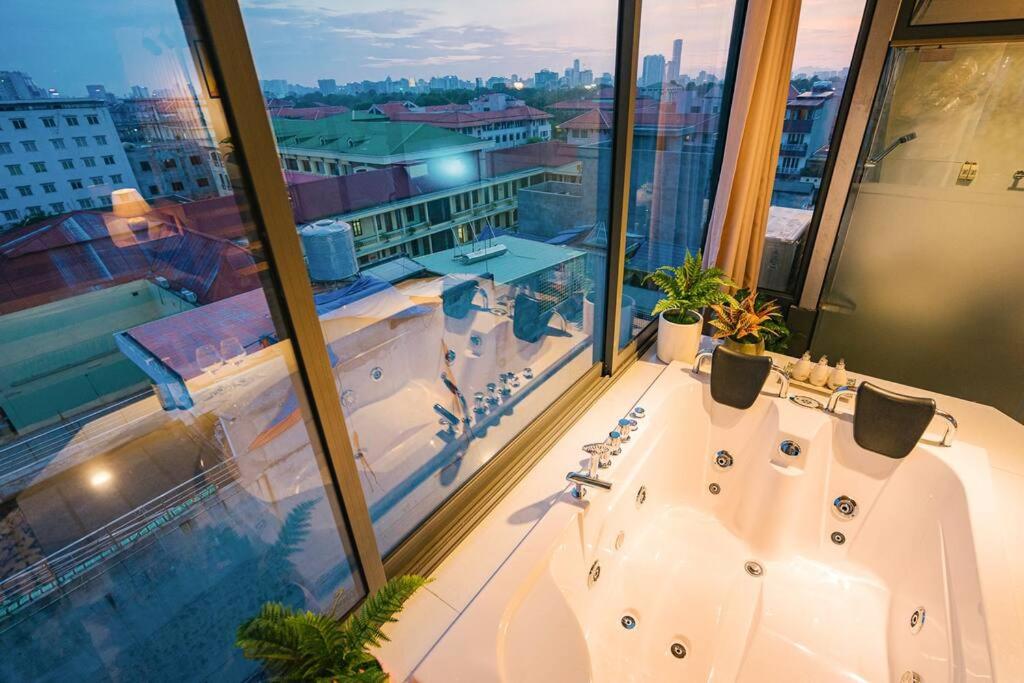 Penthouse View 360 Old Quarter Jacuzzi Washer