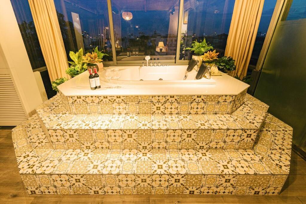 Penthouse View 360 Old Quarter Jacuzzi Washer