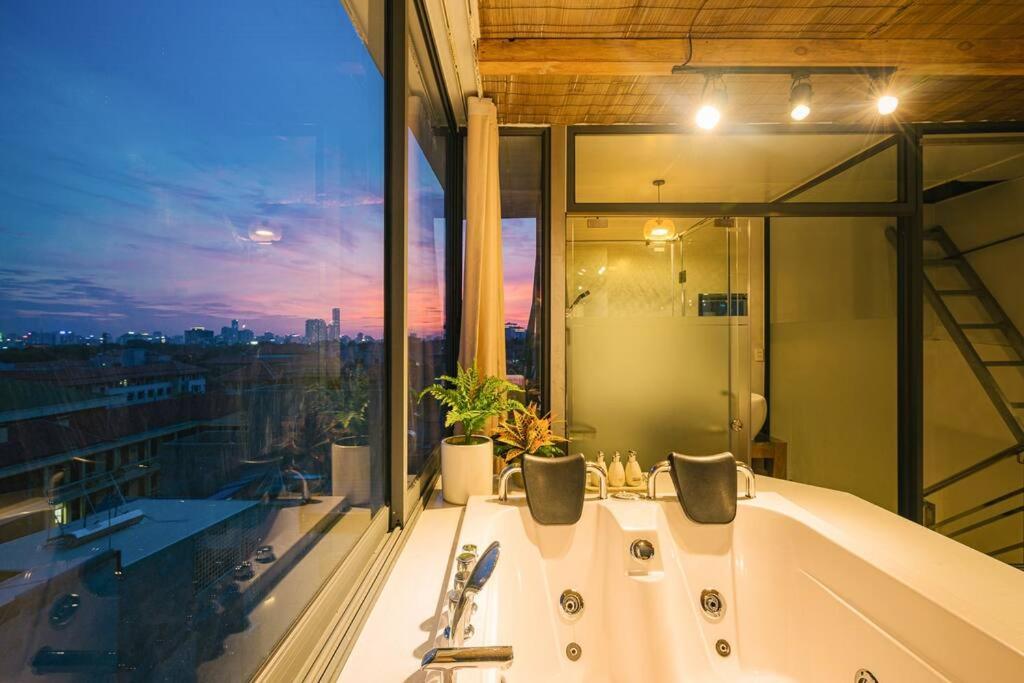 Penthouse View 360 Old Quarter Jacuzzi Washer