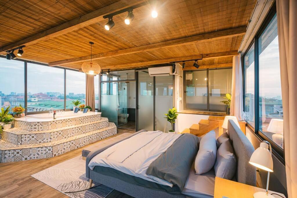 Penthouse View 360 Old Quarter Jacuzzi Washer