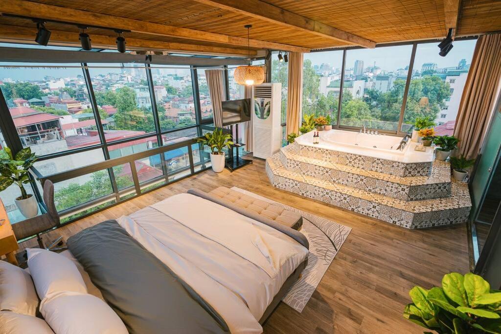 Penthouse View 360 Old Quarter Jacuzzi Washer