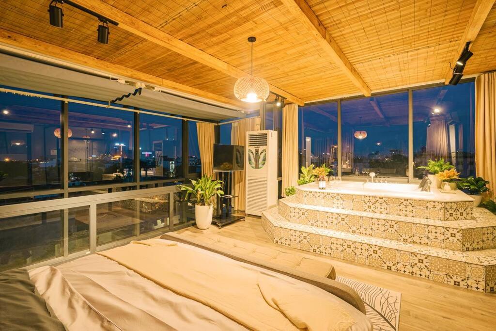 Penthouse View 360 Old Quarter Jacuzzi Washer