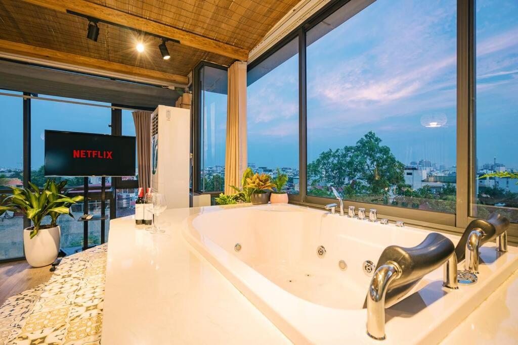 Penthouse View 360 Old Quarter Jacuzzi Washer