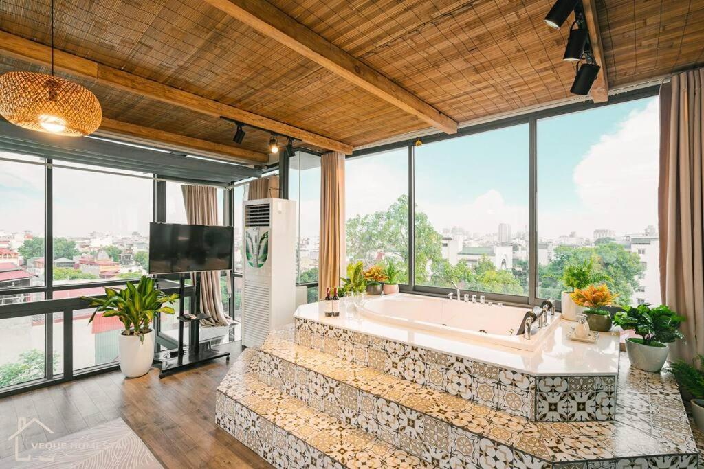 Penthouse View 360 Old Quarter Jacuzzi Washer