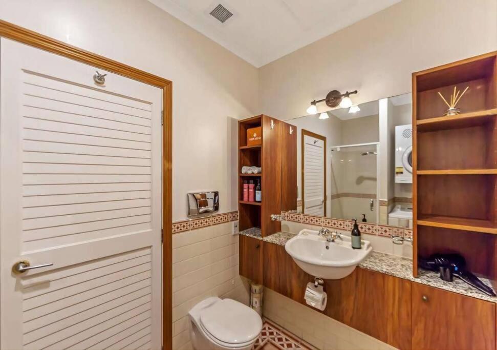 Seaview Waterfront Hotel Apt photo 3