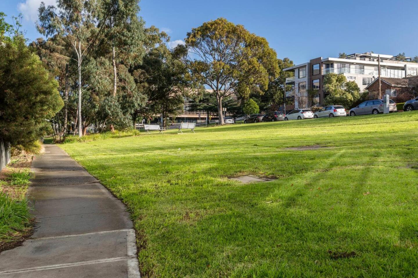 Spacious & Bright Apt near Major Hospital Precinct
