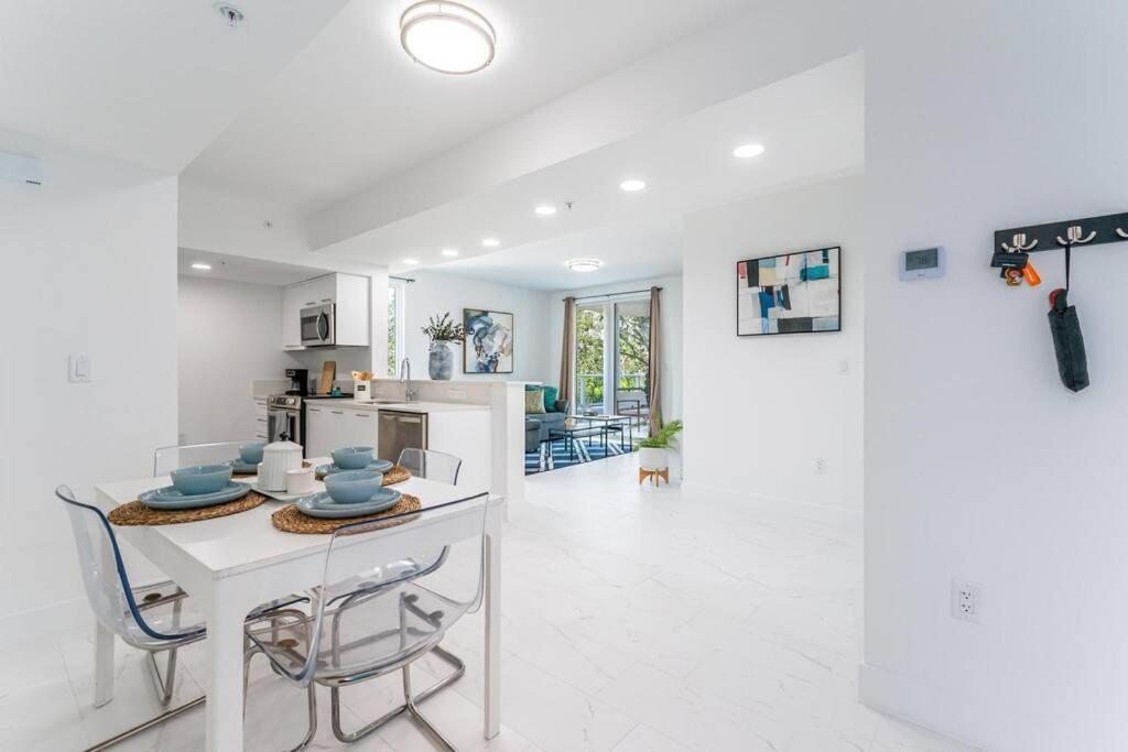 Stylish Apt with Pool and Gym near beach view 5