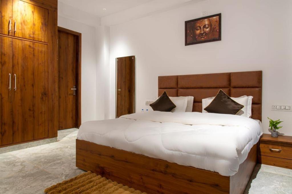 The Wispring Pine Kasauli 7o1827o7o3 view 3