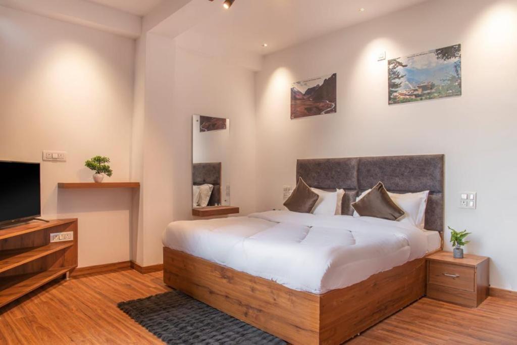The Wispring Pine Kasauli 7o1827o7o3 view 2