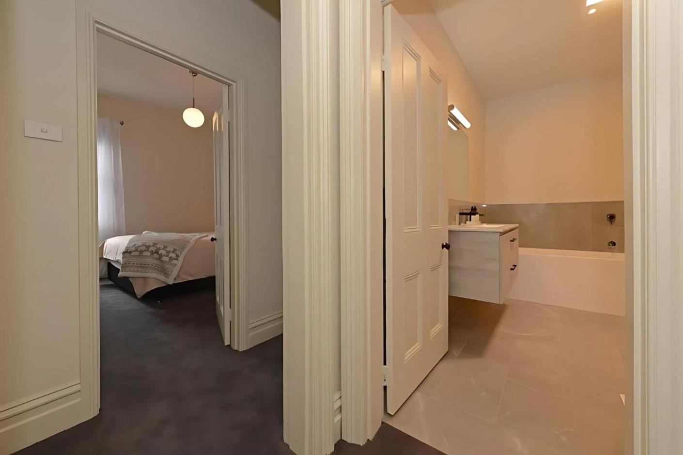 The Lollyshop Apartment in Battery Point