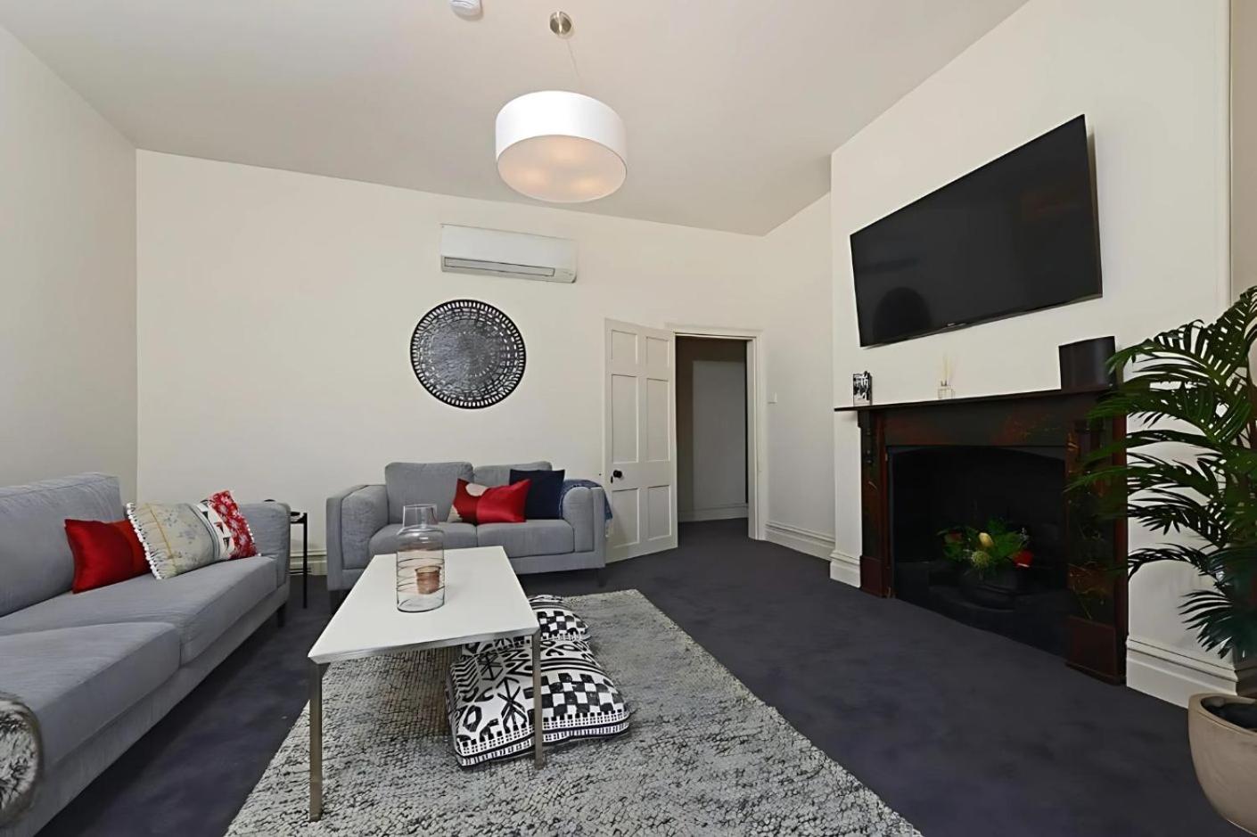 The Lollyshop Apartment in Battery Point