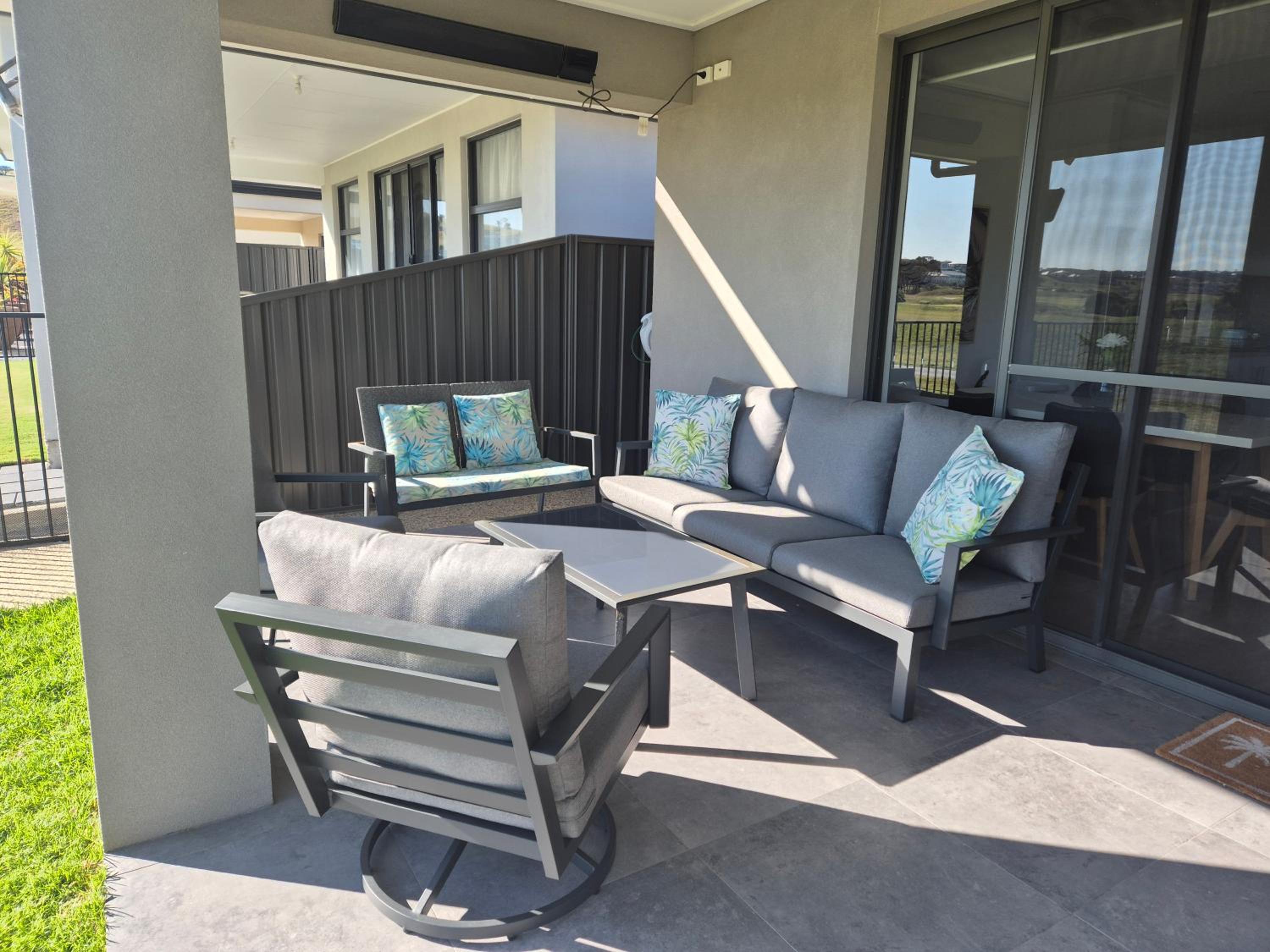 Coastal Palms - relax by the golf course