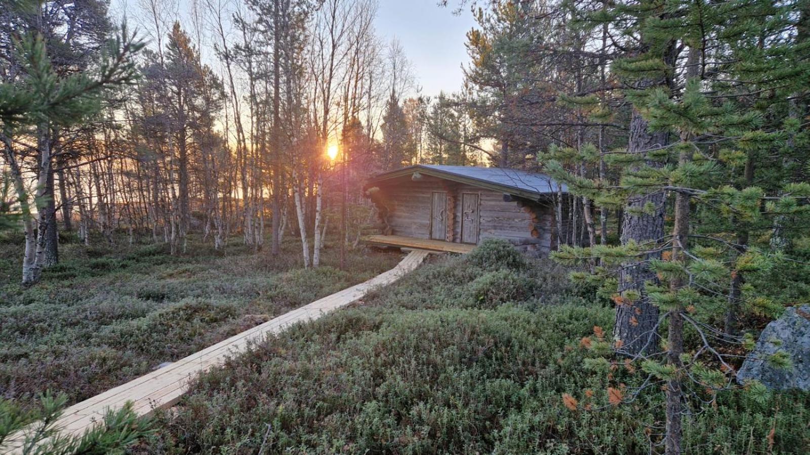 Hillavilla in the shore of lake Inari