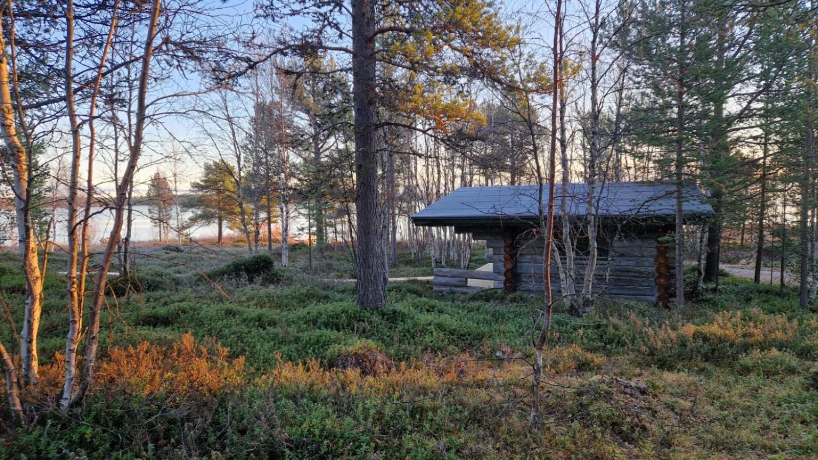 Hillavilla in the shore of lake Inari