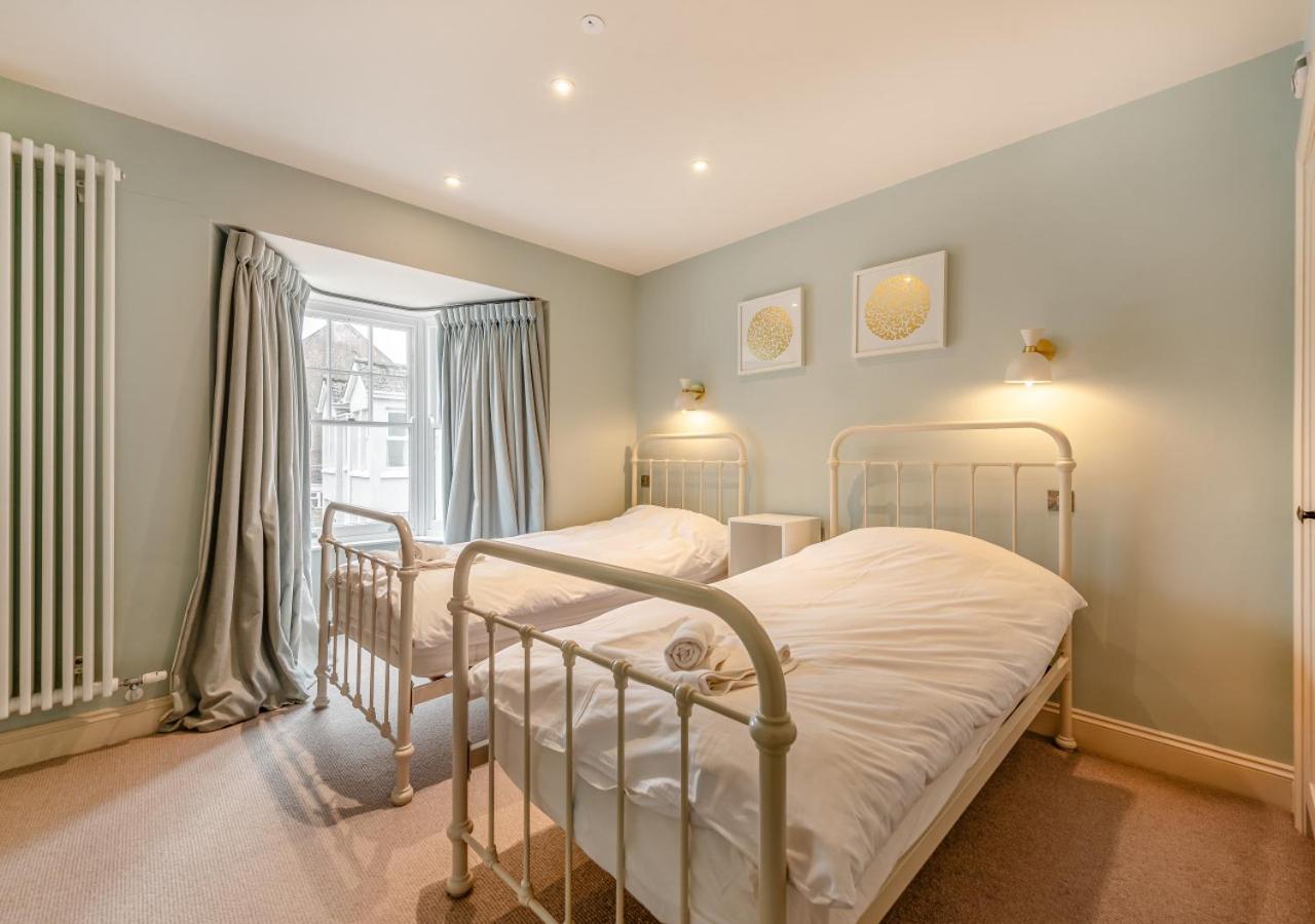 4 Bed in Tenby oc-pw9230 view 2