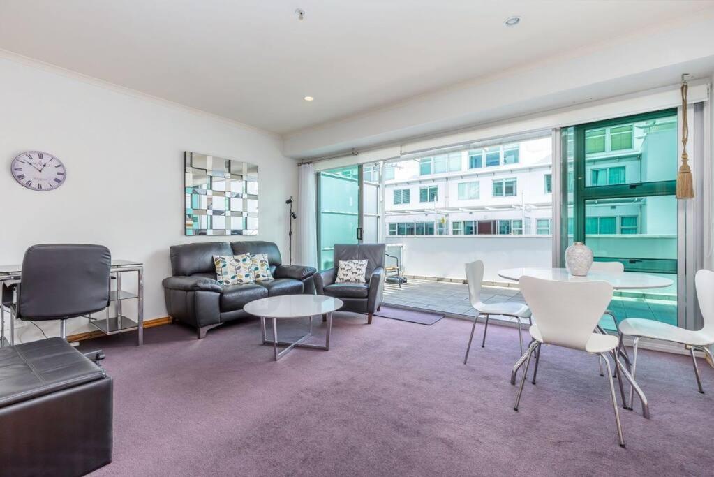 Seaview Waterfront Hotel Apt