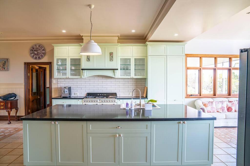 Condor Estate Spacious with Vineyard & Fireplace