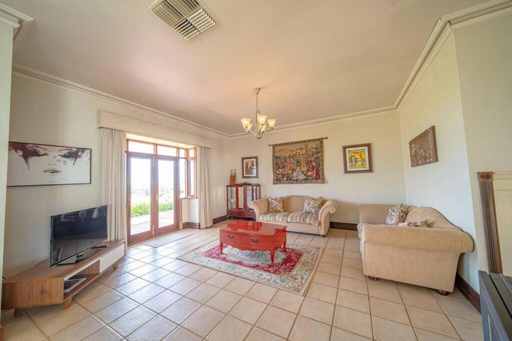 Condor Estate Spacious with Vineyard & Fireplace