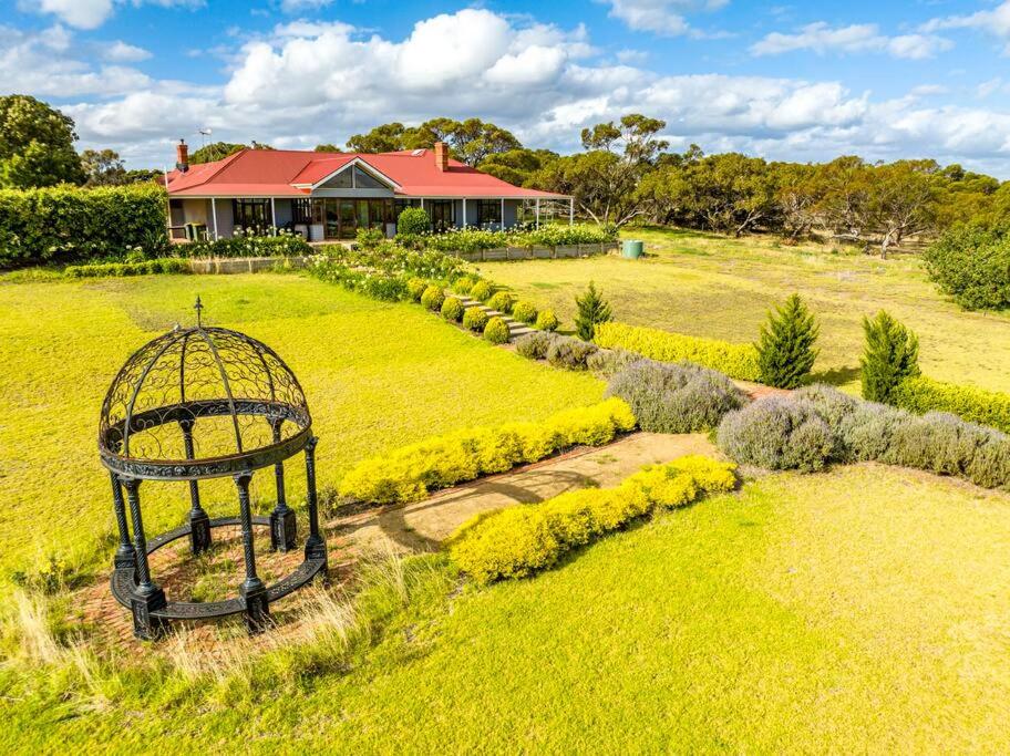 Condor Estate Spacious with Vineyard & Fireplace