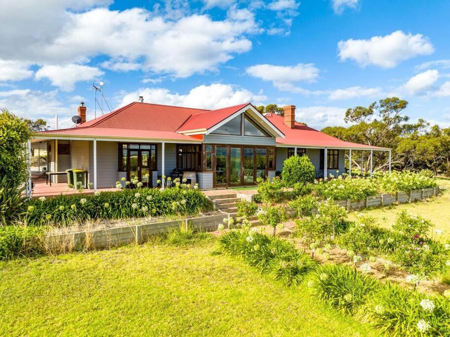 Condor Estate Spacious with Vineyard & Fireplace