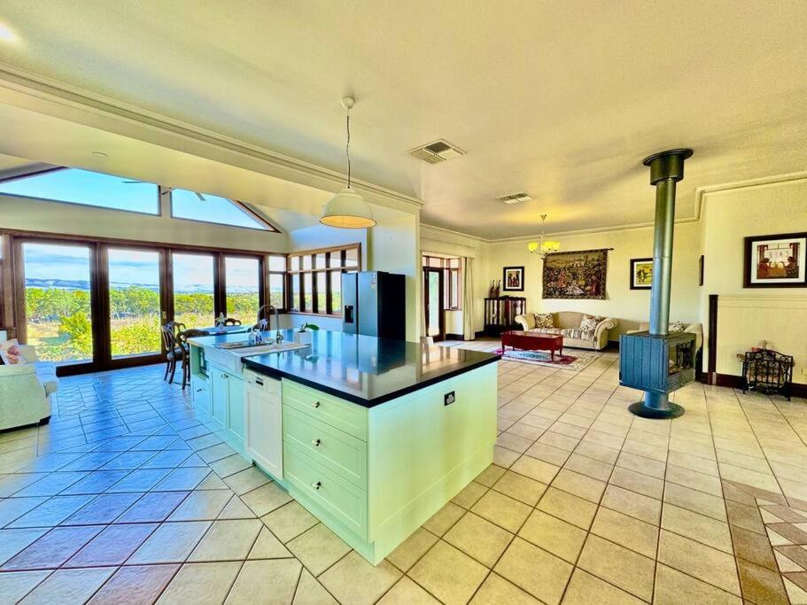 Condor Estate Spacious with Vineyard & Fireplace