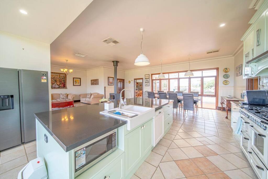 Condor Estate Spacious with Vineyard & Fireplace