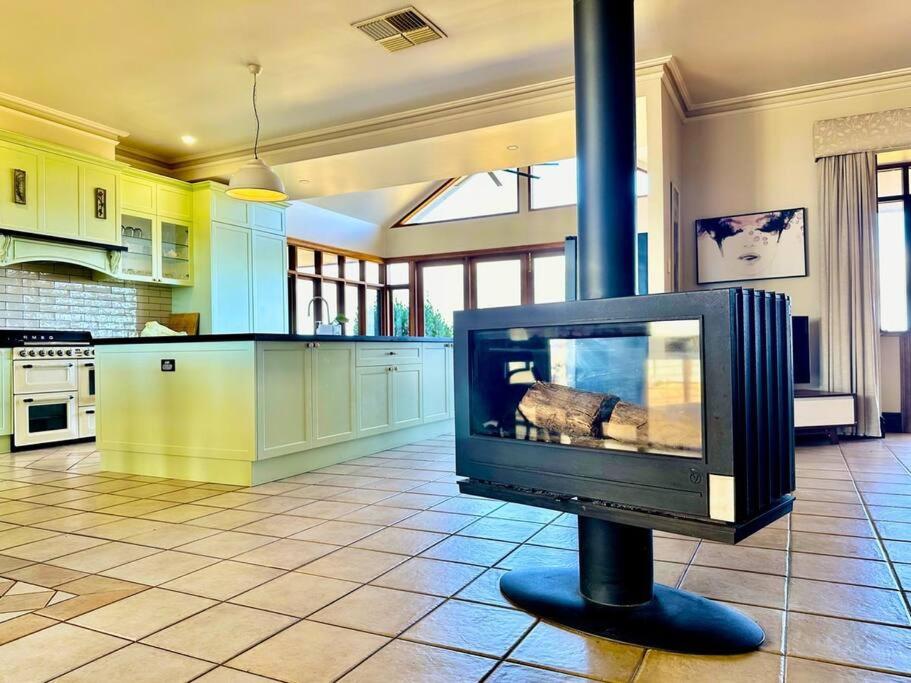 Condor Estate Spacious with Vineyard & Fireplace
