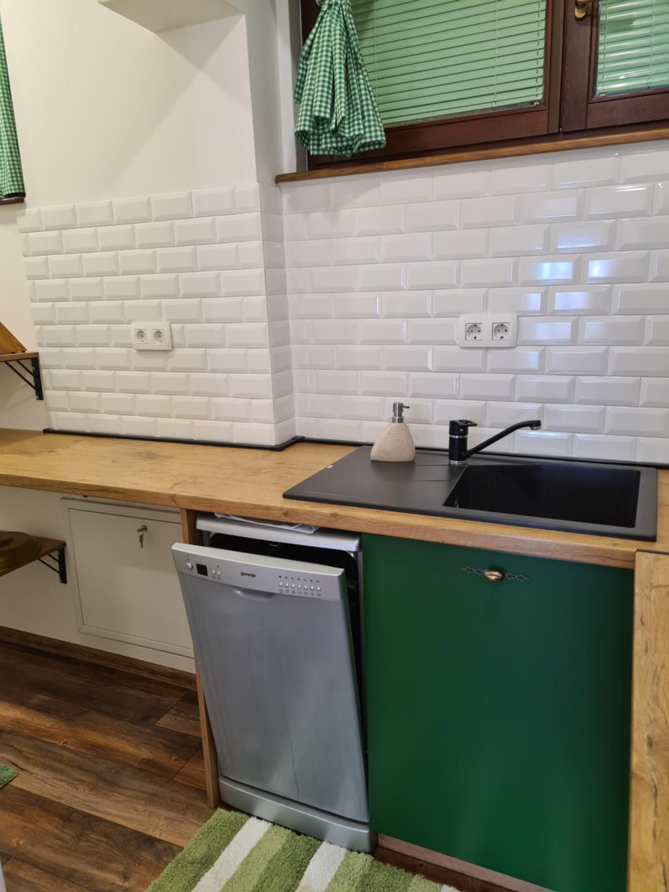 Apple Apartment - Private Garage