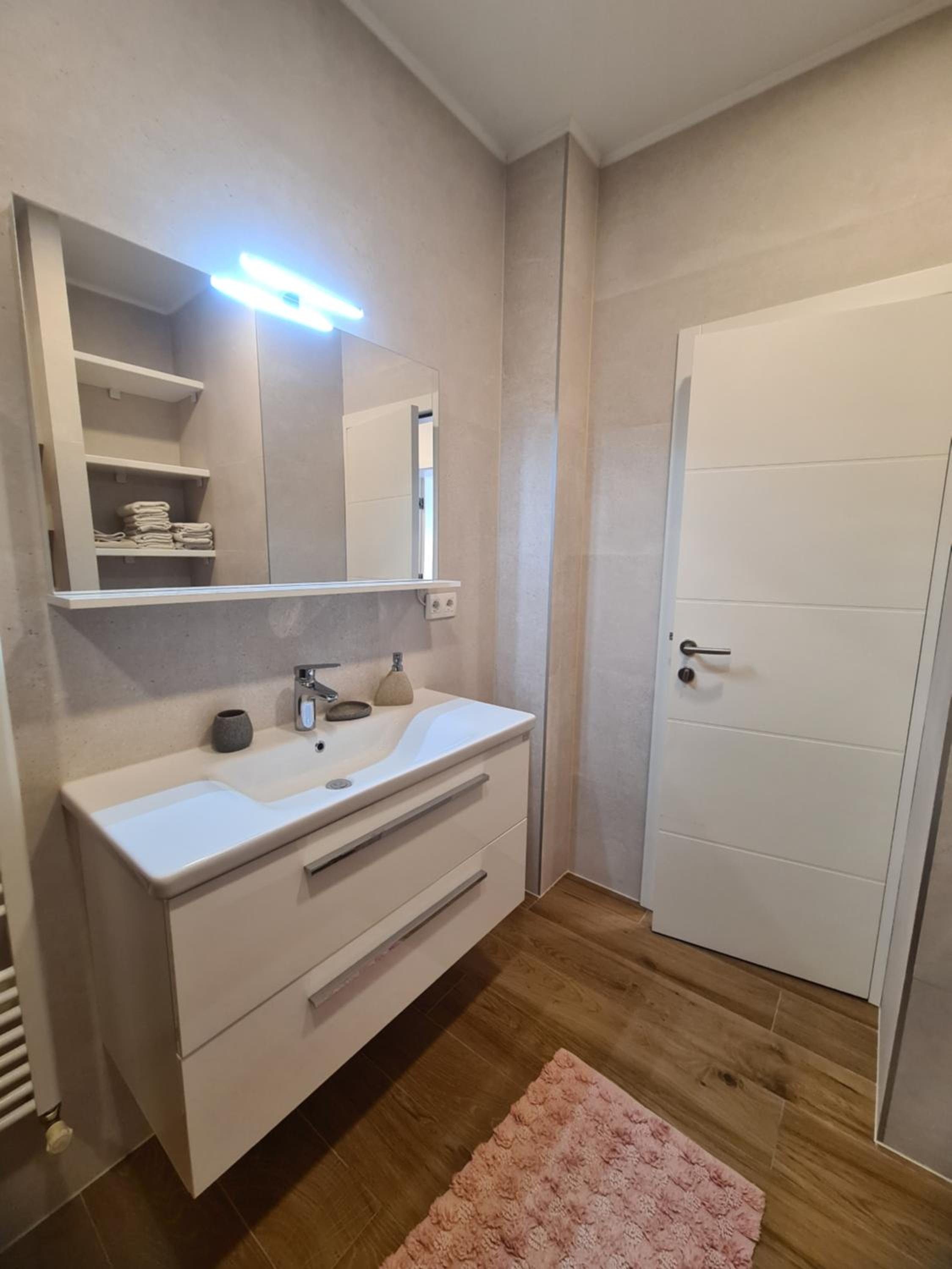 Apple Apartment - Private Garage