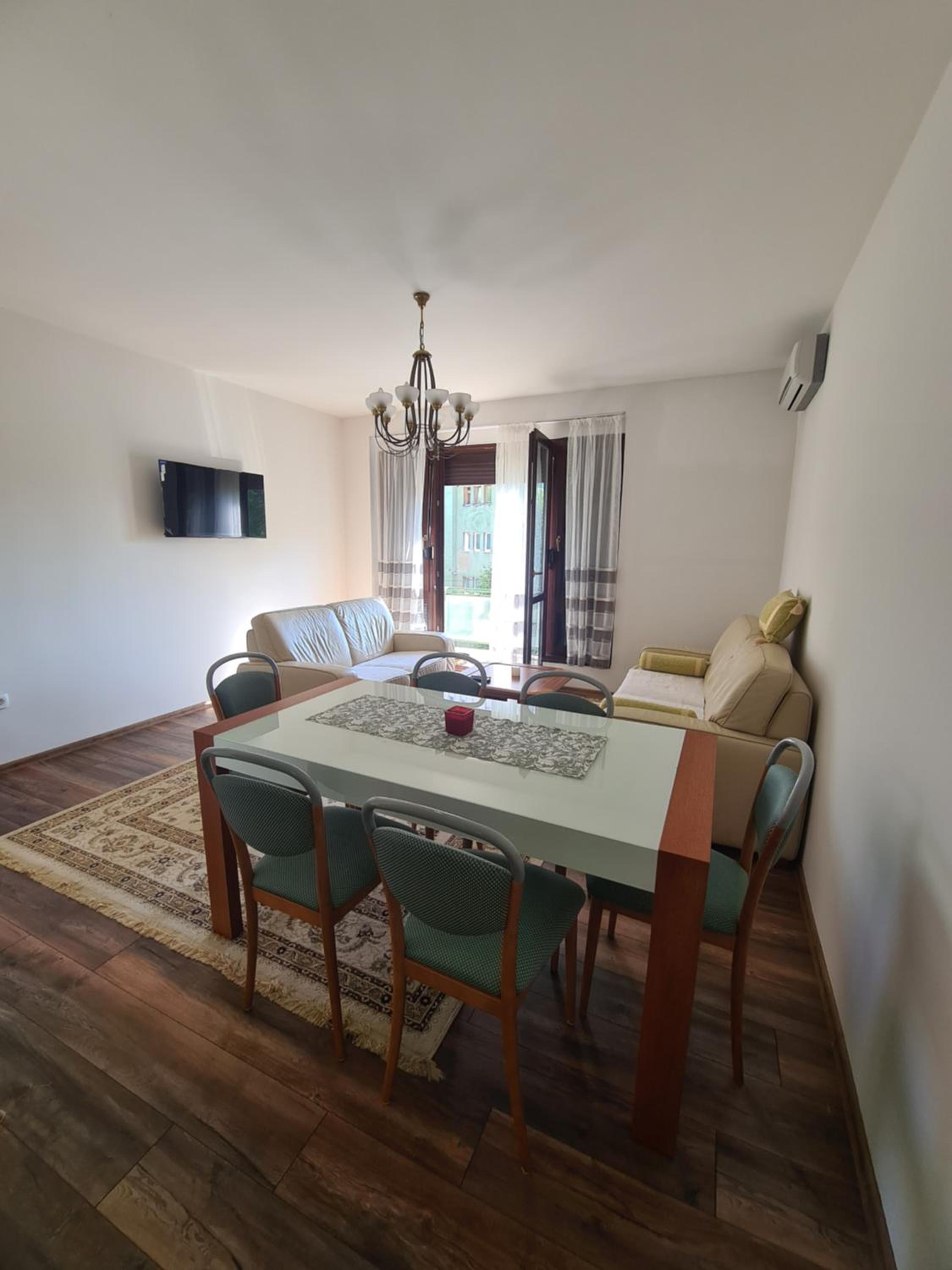 Apple Apartment - Private Garage
