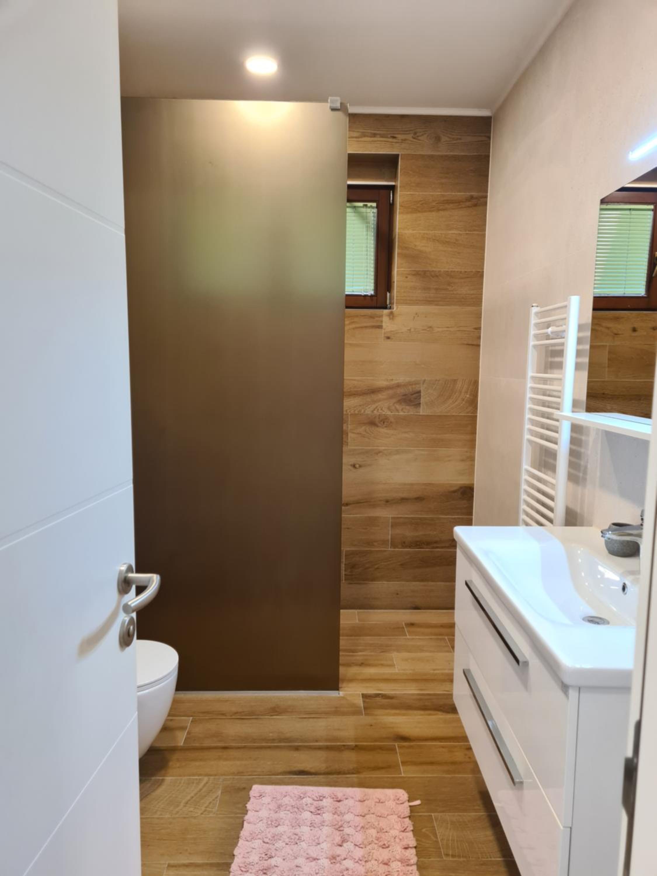 Apple Apartment - Private Garage