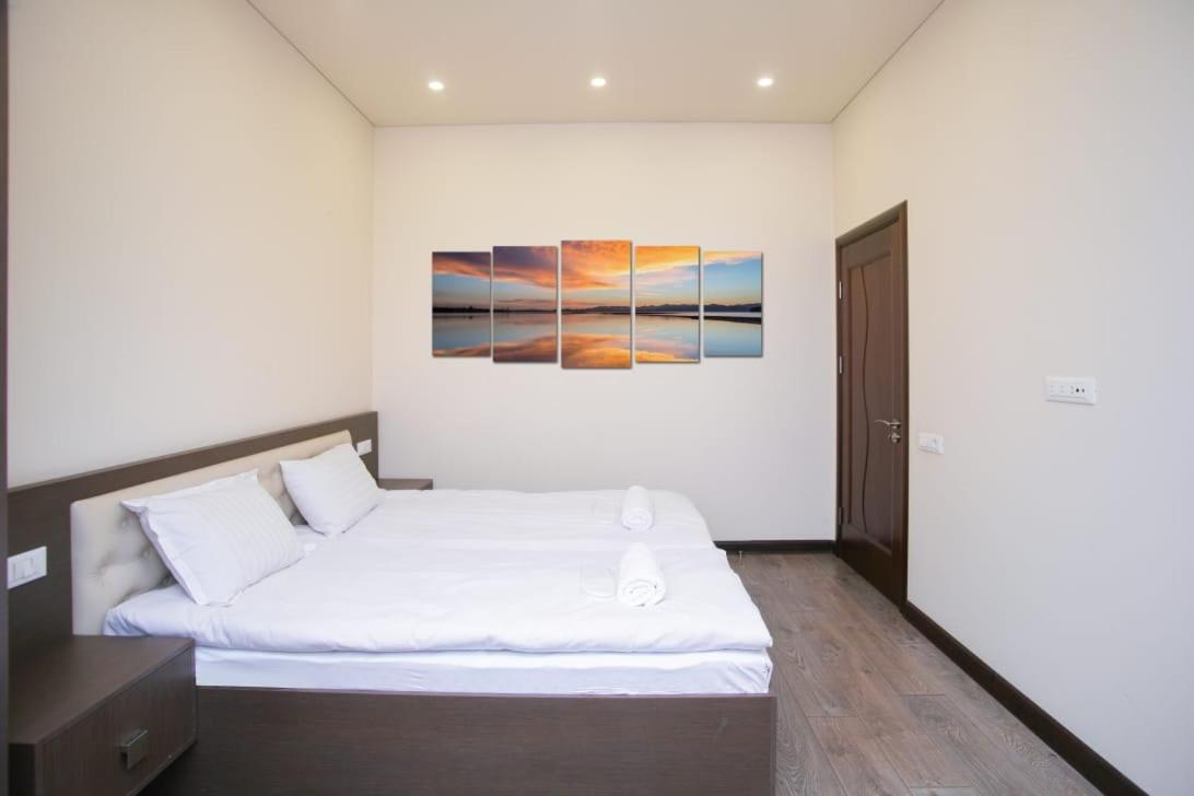 Nice 2 Bedroom apt near Malibu Garden