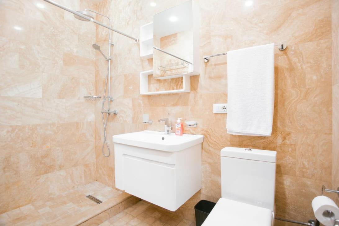 Nice 2 Bedroom apt near Malibu Garden