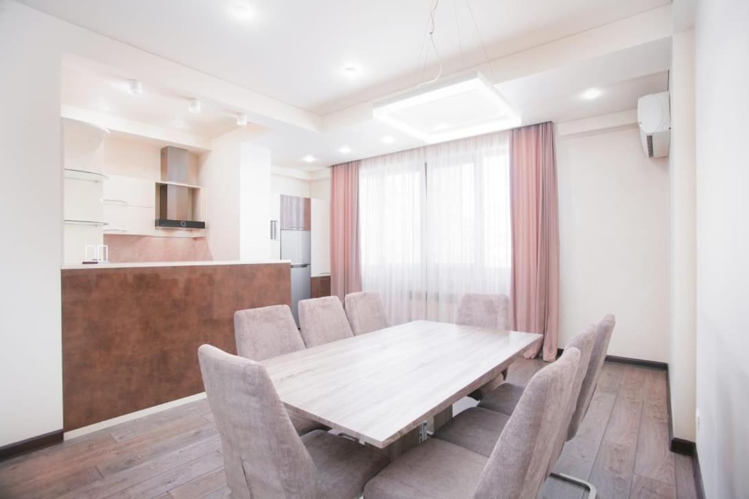 Nice 2 Bedroom apt near Malibu Garden