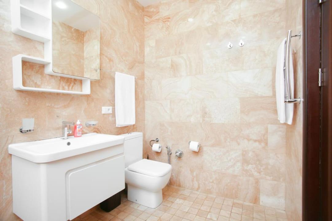 Nice 2 Bedroom apt near Malibu Garden