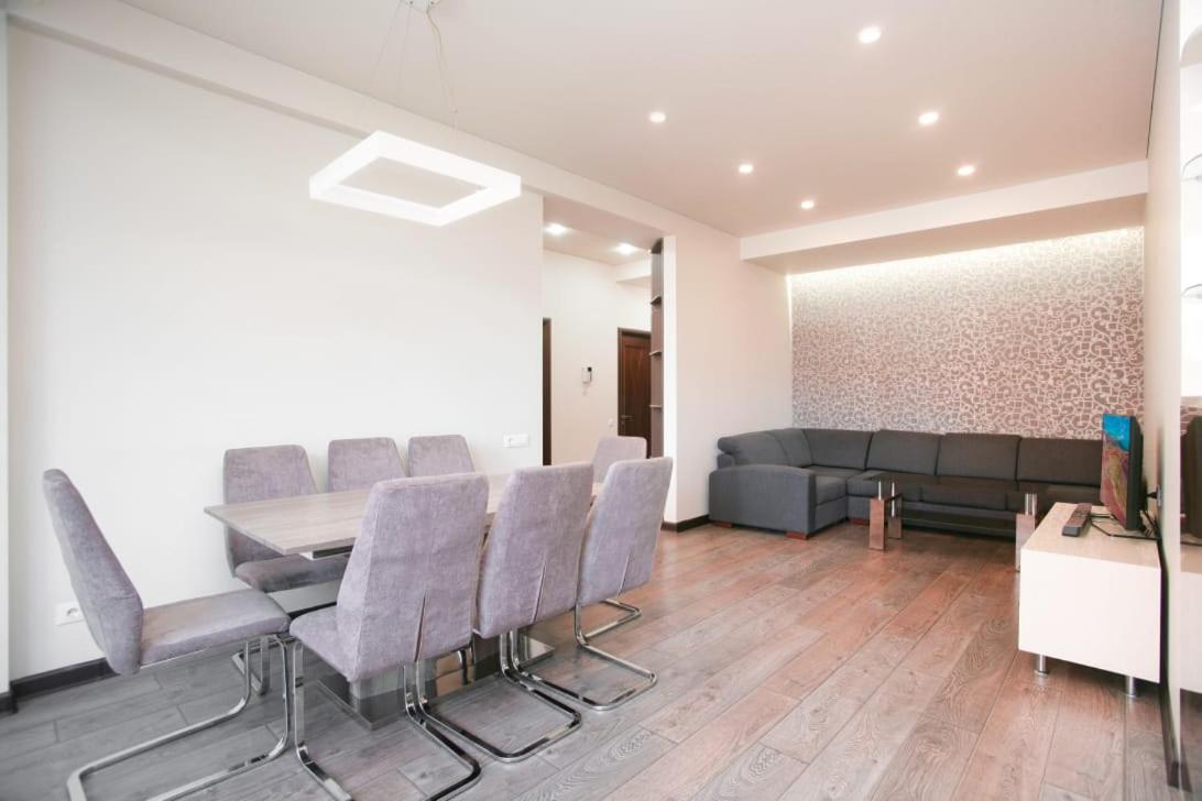 Nice 2 Bedroom apt near Malibu Garden