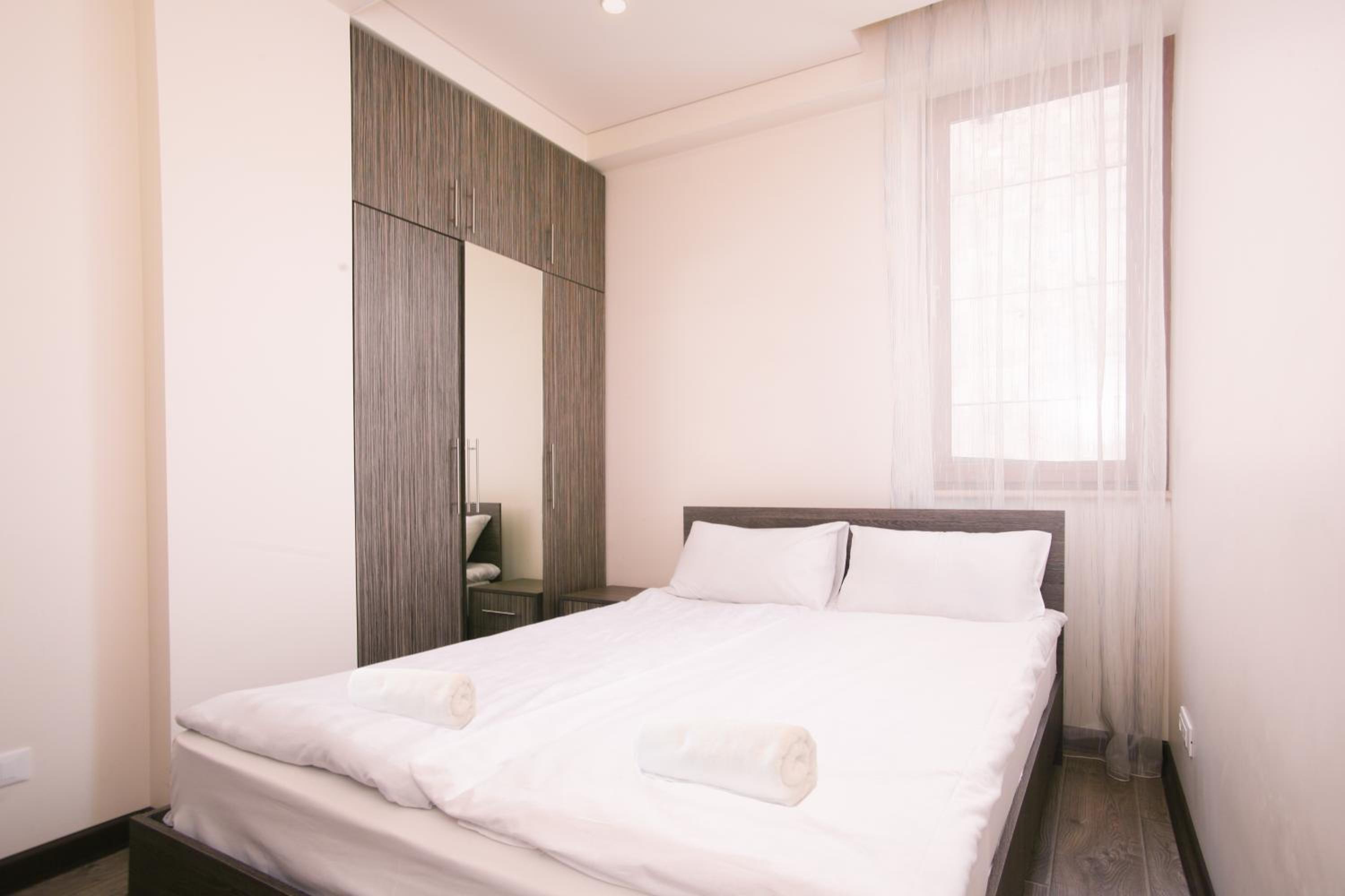 Nice 2 Bedroom apt near Malibu Garden