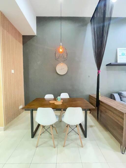 Taman Daya 3B2RGameRoom 2km Austin - 8 pax