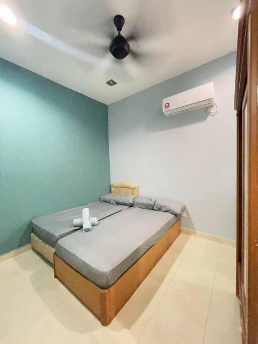Taman Daya 3B2RGameRoom 2km Austin - 8 pax