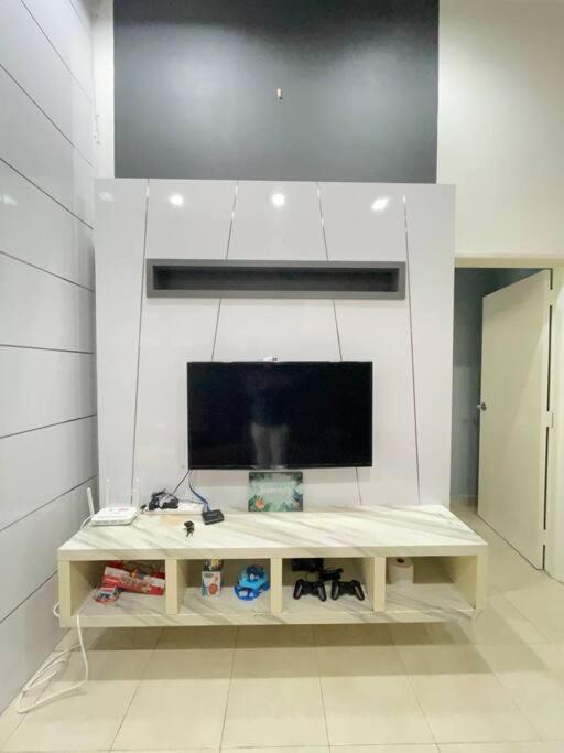 Taman Daya 3B2RGameRoom 2km Austin - 8 pax