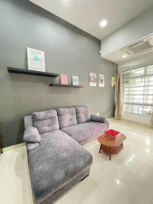 Taman Daya 3B2RGameRoom 2km Austin - 8 pax