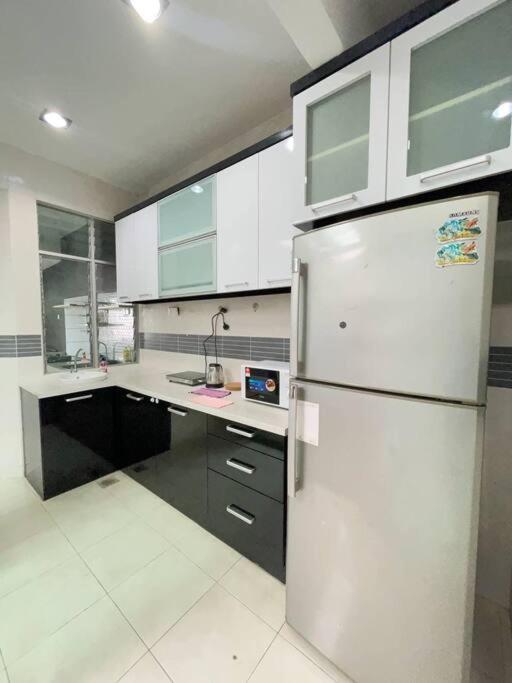 Taman Daya 3B2RGameRoom 2km Austin - 8 pax