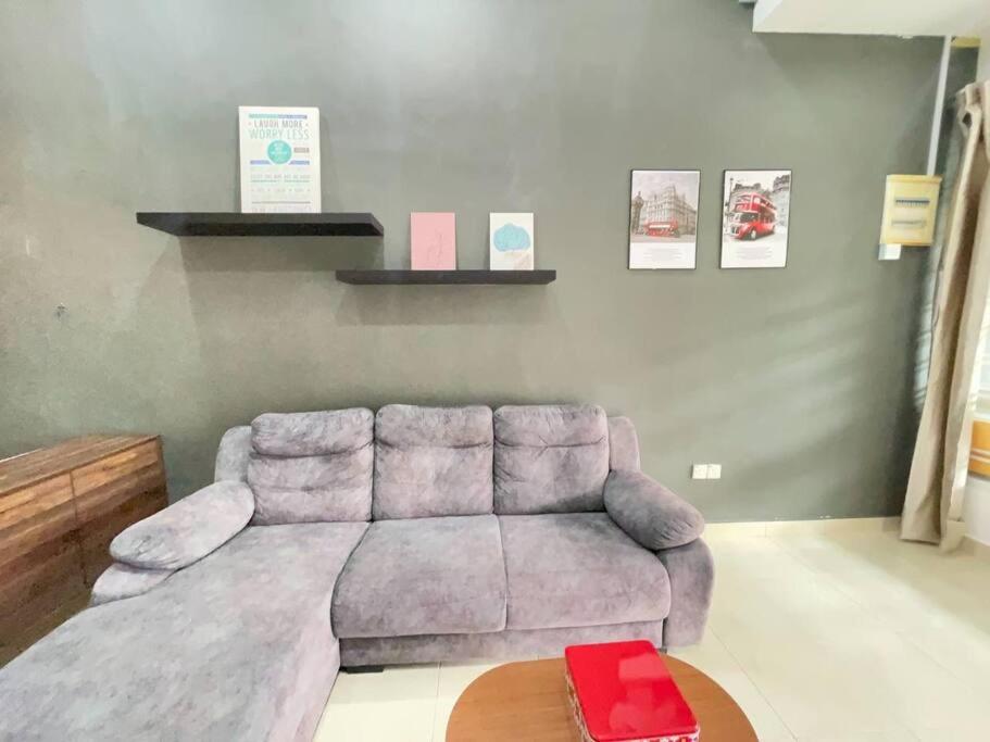 Taman Daya 3B2RGameRoom 2km Austin - 8 pax