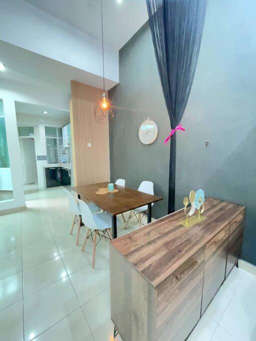 Taman Daya 3B2RGameRoom 2km Austin - 8 pax