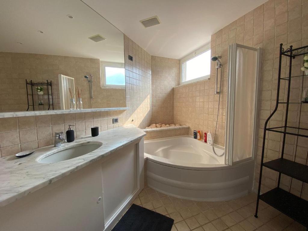 Penthouse with Big Terrace in Residence with Pool photo 3